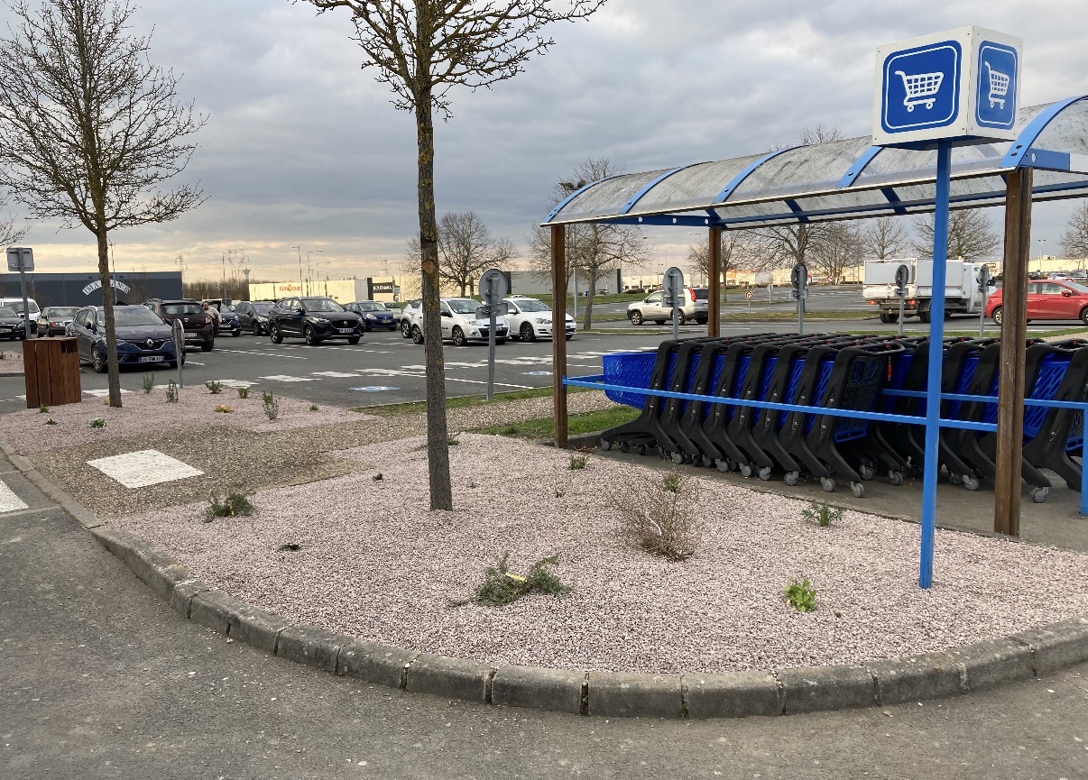 Entretien d'espaces verts par l'équipe ASPI